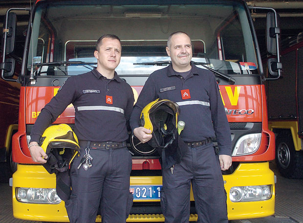 Сa бебом у рукама кроз пламен